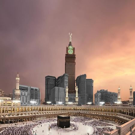 Makkah Clock Royal Tower, A Fairmont Hotel La La Mecca Esterno foto The photo shows the Kaaba, a significant Islamic structure, located in the center of the Masjid al-Haram (the Great Mosque) in Mecca, Saudi Arabia. Surrounding it are large crowds of people, likely performing the Hajj pilgrimage. In the background, t