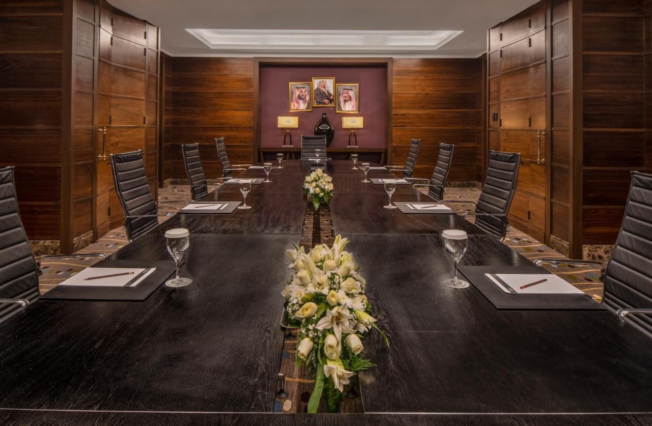 Makkah Clock Royal Tower, A Fairmont Hotel La La Mecca Esterno foto The photo shows a formal conference room designed for meetings. It features a large, dark wooden rectangular table with chairs arranged around it. At the center of the table, there is a decorative arrangement of flowers, likely in shades of white and