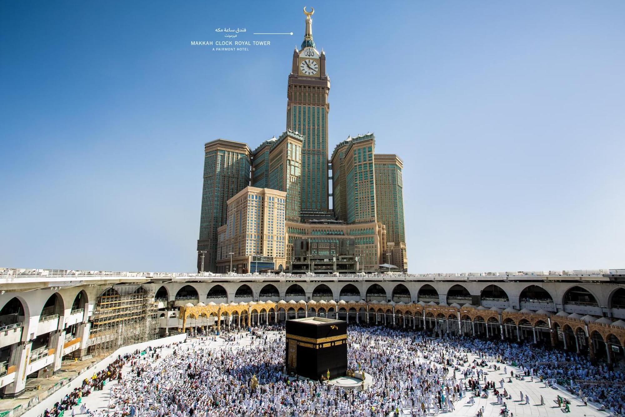 Makkah Clock Royal Tower, A Fairmont Hotel La La Mecca Esterno foto The image depicts the Grand Mosque in Mecca, Saudi Arabia. Central to the scene is the Kaaba, a black cube-shaped structure that is the most sacred site in Islam. Surrounding the Kaaba are large crowds of worshippers performing the Tawaf, which invol