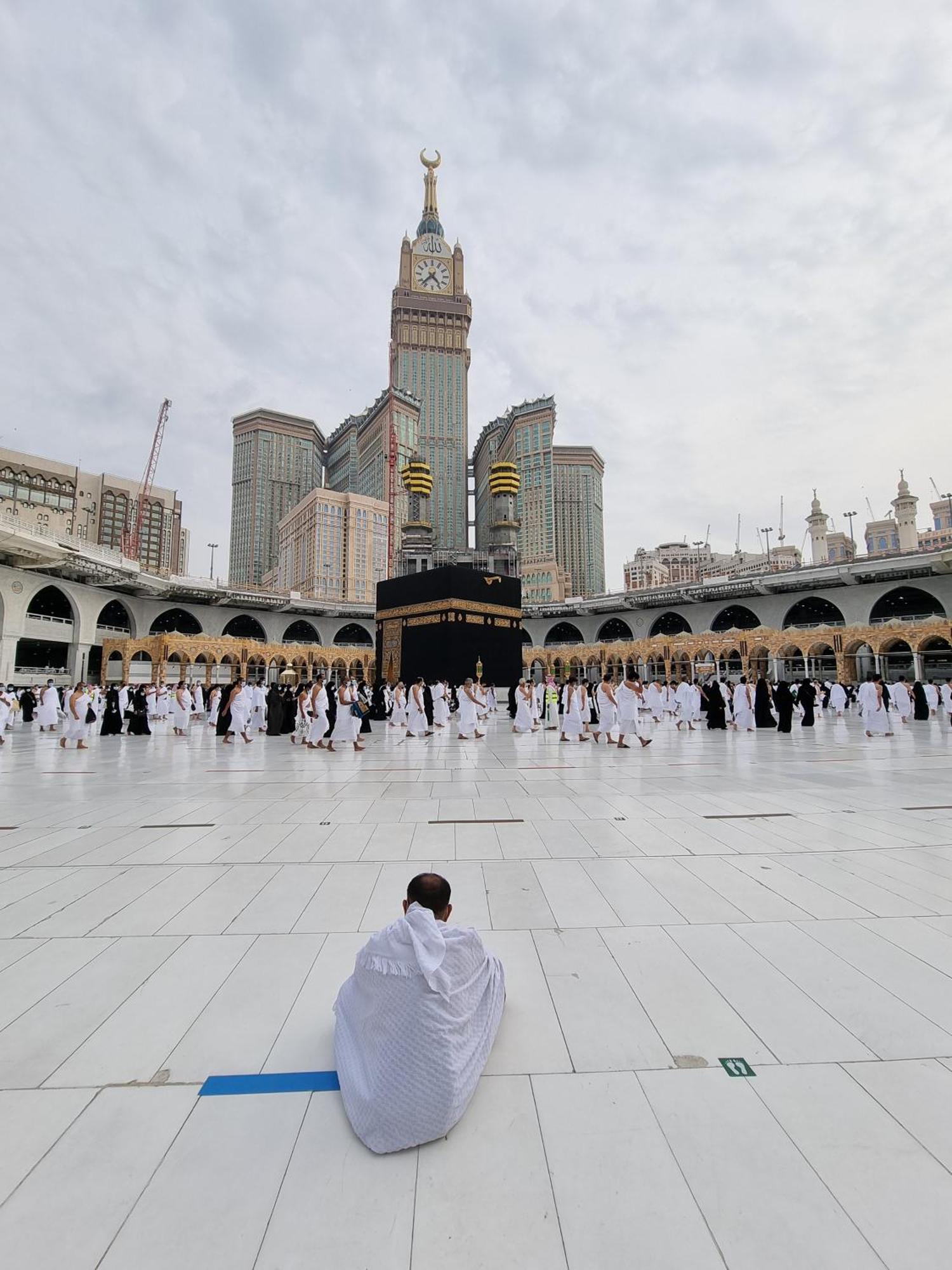 Makkah Clock Royal Tower, A Fairmont Hotel La La Mecca Esterno foto The photo shows the Kaaba, a cube-shaped structure located in the center of the Masjid al-Haram in Mecca, Saudi Arabia. Surrounding the Kaaba, many people are performing a pilgrimage, likely during the Hajj season or Umrah, wearing white garments cal