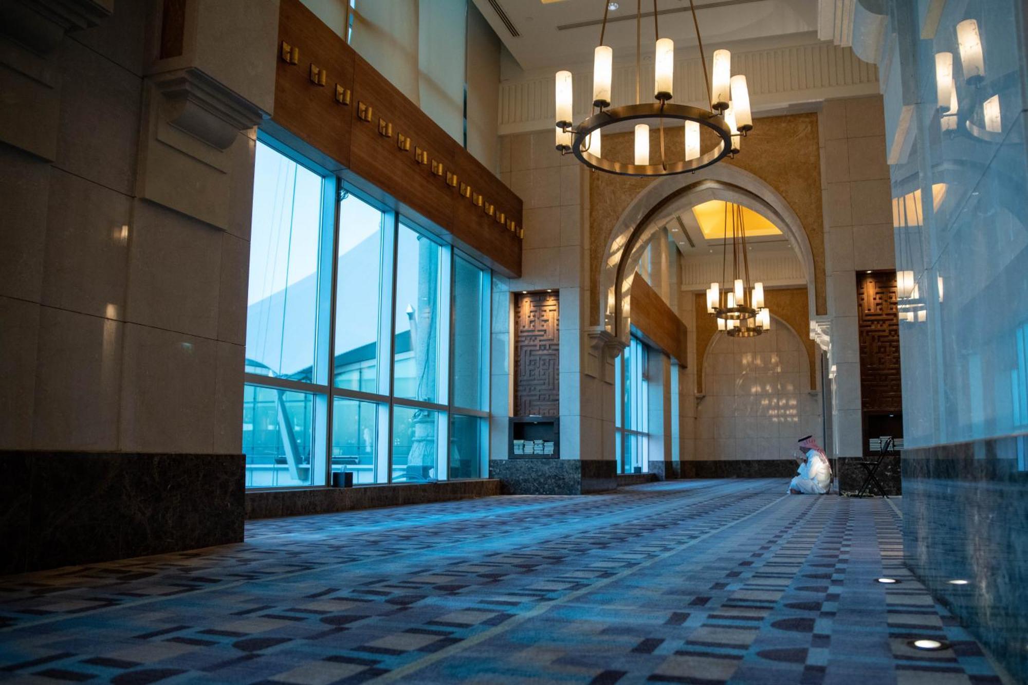 Makkah Clock Royal Tower, A Fairmont Hotel La La Mecca Esterno foto The image shows an elegant interior space with tall ceilings and large windows that allow natural light to fill the area. It features a polished floor with a geometric pattern in various shades of blue and gray. Decorative chandeliers hang from the c