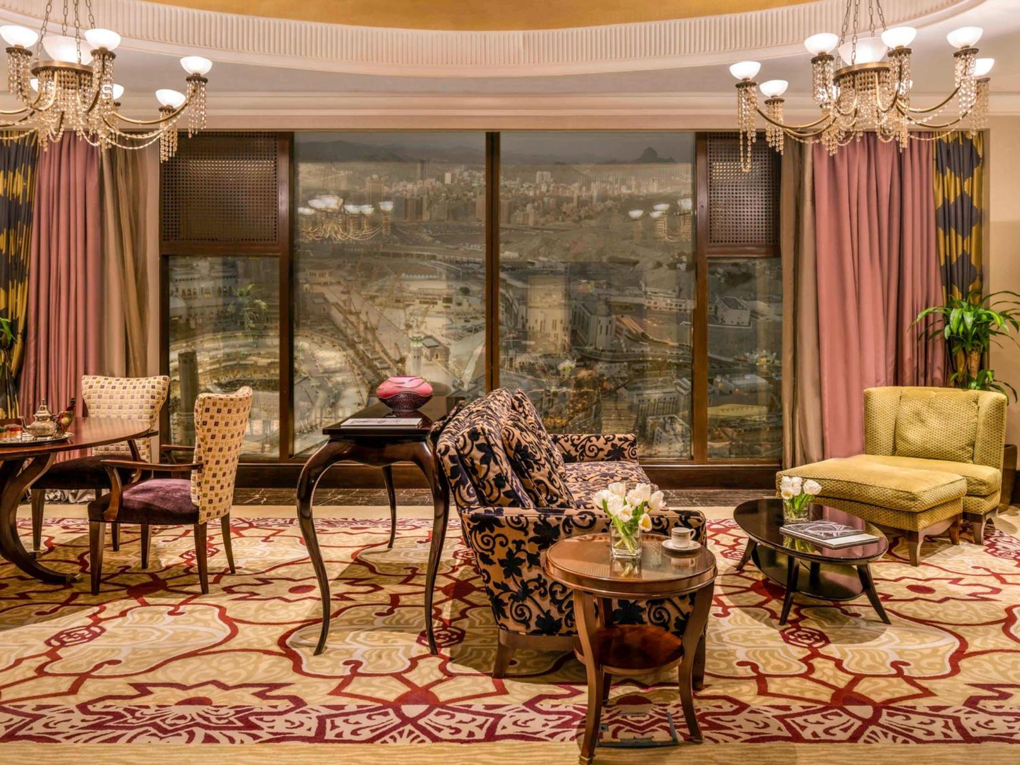 Makkah Clock Royal Tower, A Fairmont Hotel La La Mecca Esterno foto The photo features a luxurious lounge or sitting area that includes a variety of elegant furniture pieces. There are ornate chairs with intricate designs, a plush armchair, and a small round table. The space is decorated with a rich patterned carpet 