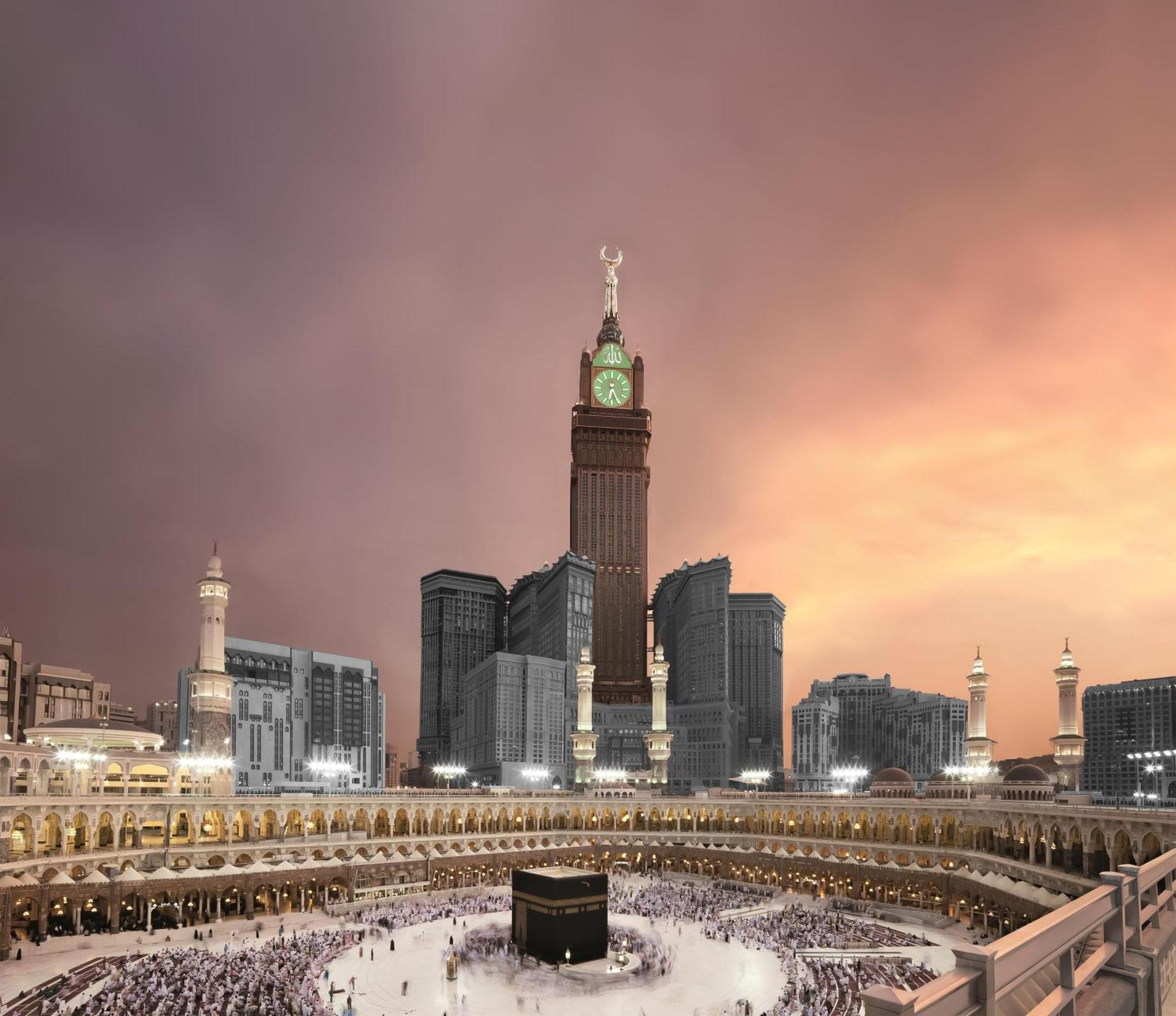Makkah Clock Royal Tower, A Fairmont Hotel La La Mecca Esterno foto The photo shows the Kaaba, a significant Islamic structure, located in the center of the Masjid al-Haram (the Great Mosque) in Mecca, Saudi Arabia. Surrounding it are large crowds of people, likely performing the Hajj pilgrimage. In the background, t