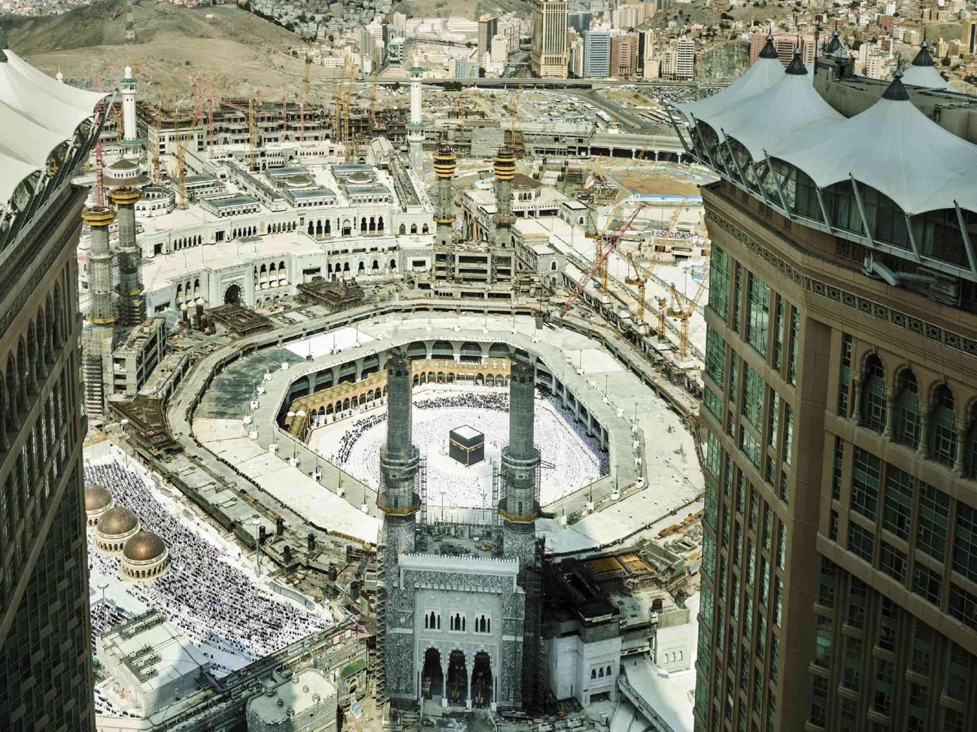 Makkah Clock Royal Tower, A Fairmont Hotel La La Mecca Esterno foto The image shows the Grand Mosque (Masjid al-Haram) in Mecca, Saudi Arabia. In the center is the Kaaba, a sacred structure covered in a black cloth, which is the focal point for Muslim prayer and pilgrimage. Surrounding the Kaaba are groups of pilgrim